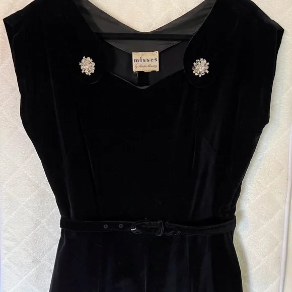 Vintage Black Velvet Dress from the 1950-60’s - Picture 3 of 10